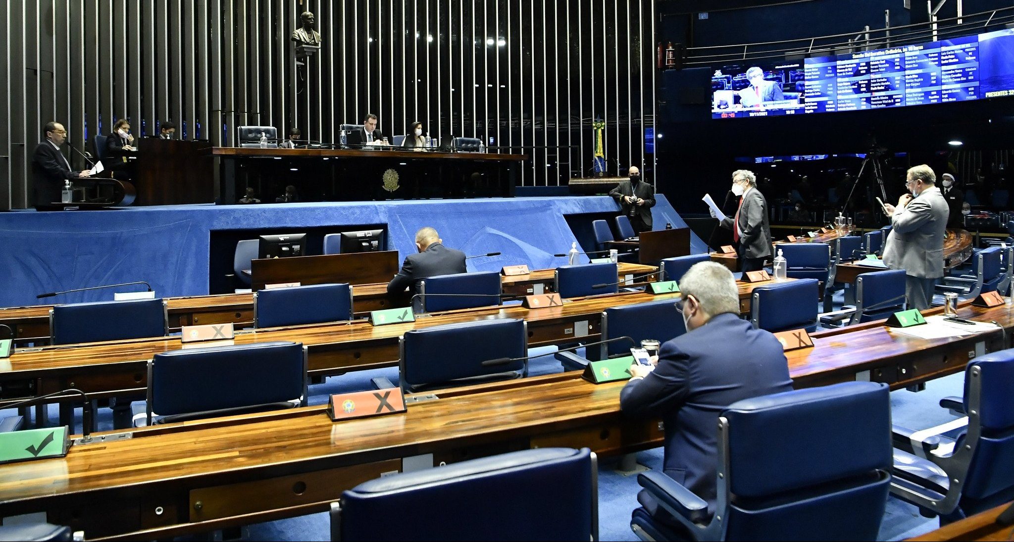 Senado aprova projeto que classifica injúria racial como racismo texto